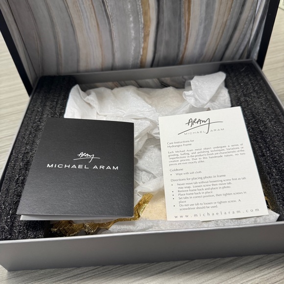 (NWB) Michael Aram Stunning Hydrangea Frame, 5" x 7" Gold - Picture 3 of 10